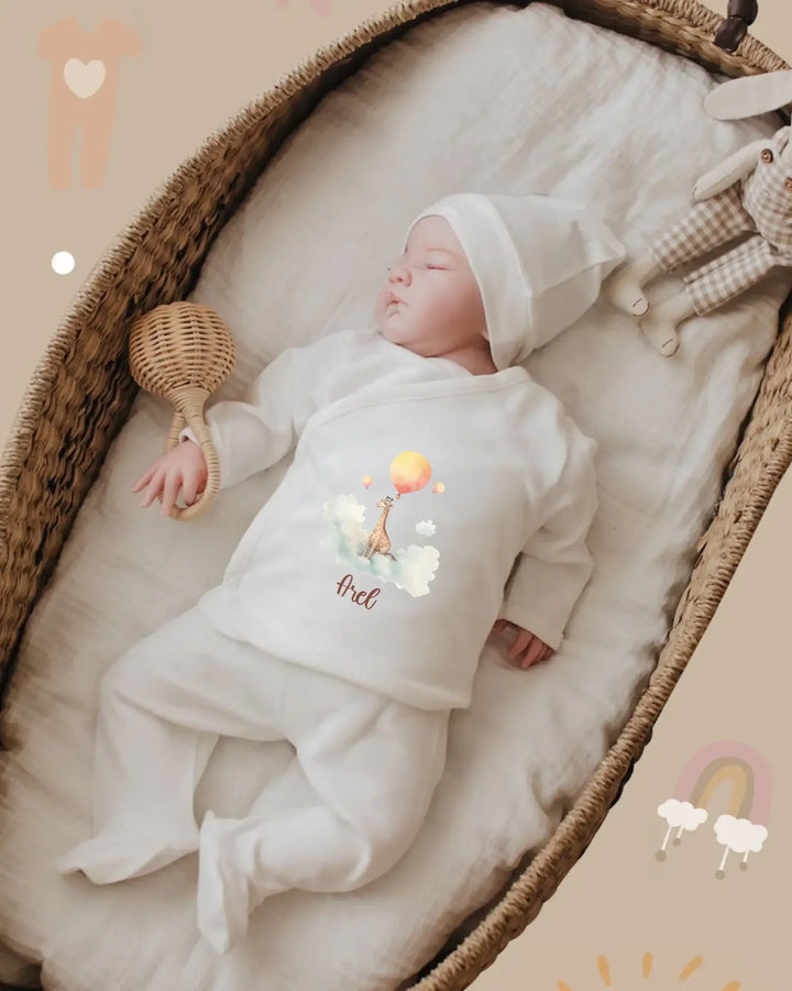 Slaapbaby in biologische katoen met schattige ballonprint, deel van de gepersonaliseerde Babykleding Cadeauset.