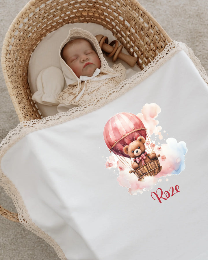 Pasgeboren meisje slaapt onder een dekentje met roze teddybeer in luchtballon en naam 'Roze', romantisch babysetje.