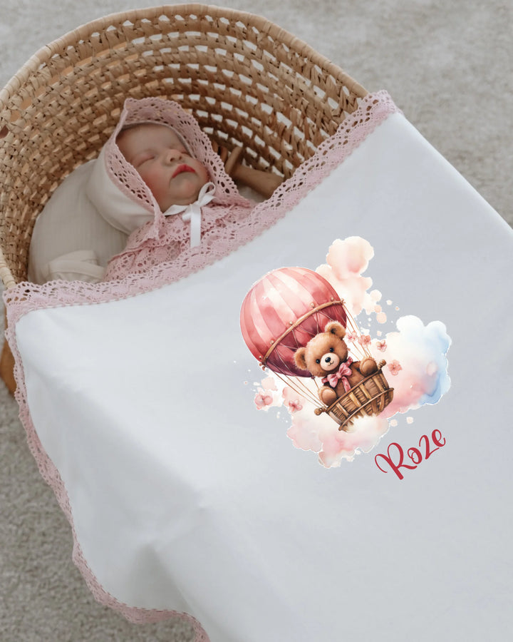 Roze teddybeer in luchtballon op schattig dekentje voor pasgeborenen, gepersonaliseerd met naam.