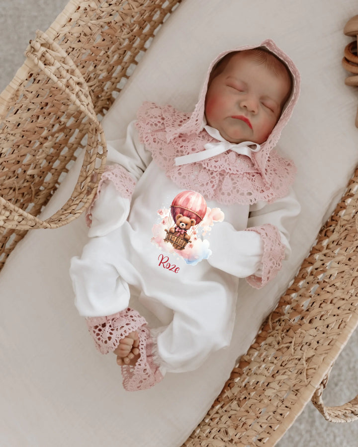 Pasgeborenen in schattig roze teddyberen geboord rompertje met kant, gevuld met liefde en personalisatie.