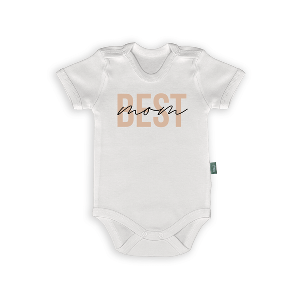 Minimalistische babyromper met de tekst 'Best Mom', perfect als Moederdagcadeau.