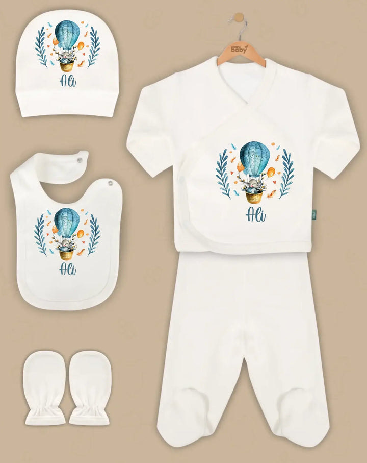 Blauwe luchtballon gepersonaliseerde babykleding set met muts, truitje, broek, slab en handschoenen.
