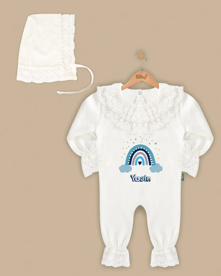 Stijlvol 2-delig kanten babypakje met naam 'Yasin' en bijpassende hoed, perfect voor pasgeborenen.