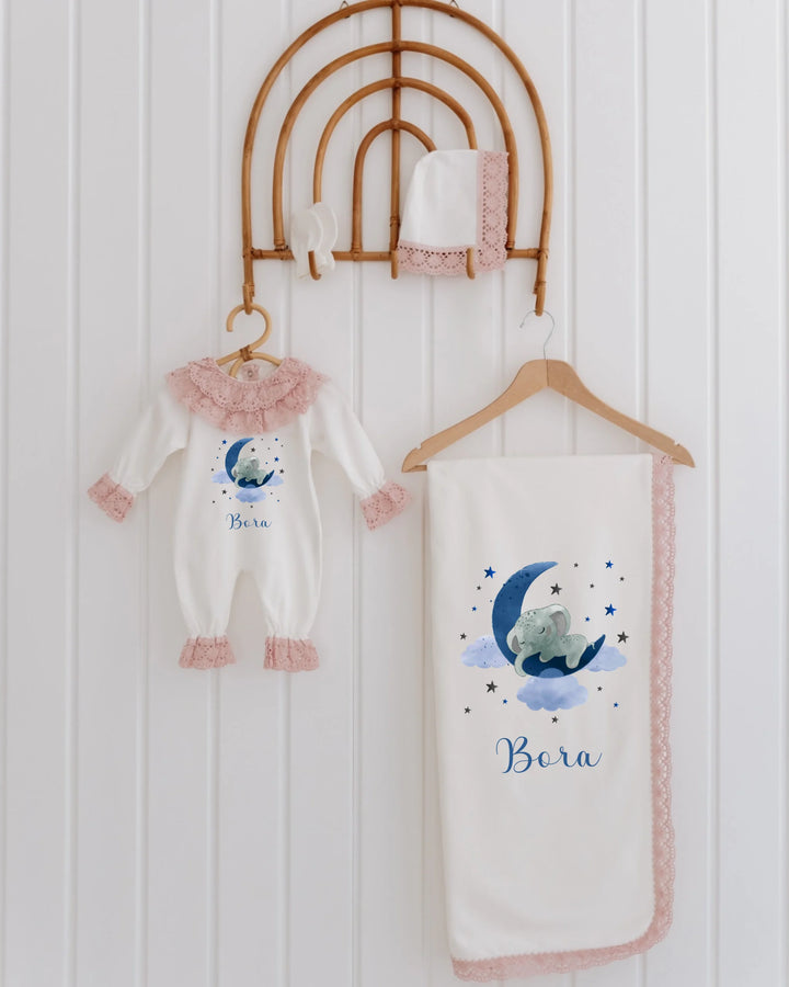 Blauwe en roze olifant newborn setje met kant, rompertje, dekentje en muts voor meisjes, schattig ontwerp met sterren.