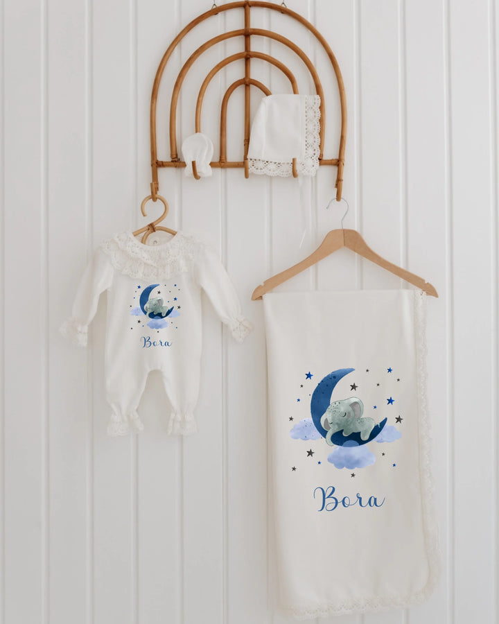 4-delige newborn kledingset voor meisjes met olifant, maan en de naam Bora in zachte pastelkleuren.
