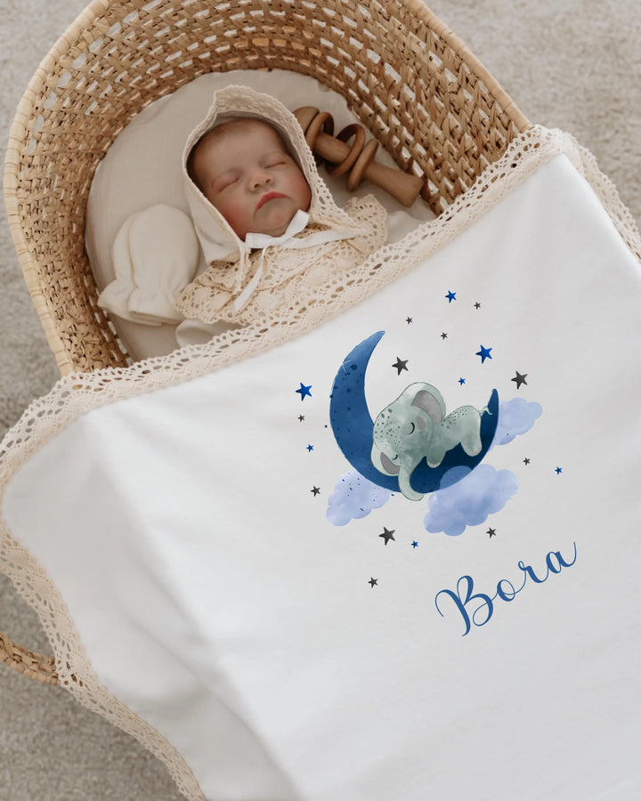 Slaapbaby met een olifant op de maan in een persoonlijk newborn setje met kant.