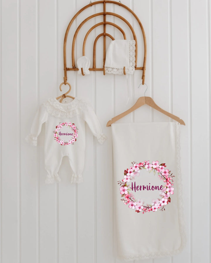 Elegante newborn set voor meisjes met bloemenprint, inclusief romper, dekentje en mutsje.