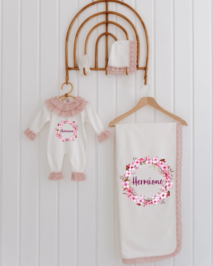 Elegante 4-delige babykleding set met bloemenprint en kant voor meisjes, inclusief romper, dekentje, mutsje en krabwantjes.