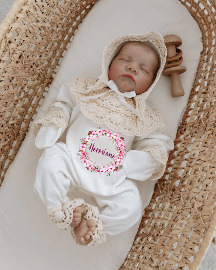 Elegante newborn set voor meisje met bloemenprint, kant en persoonlijke naam, perfect als eerste outfit.