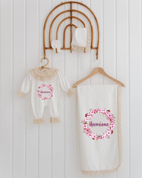 Elegante 4-delige newborn set voor meisjes met bloemenprint en gepersonaliseerde naam, ideaal als kraamcadeau.