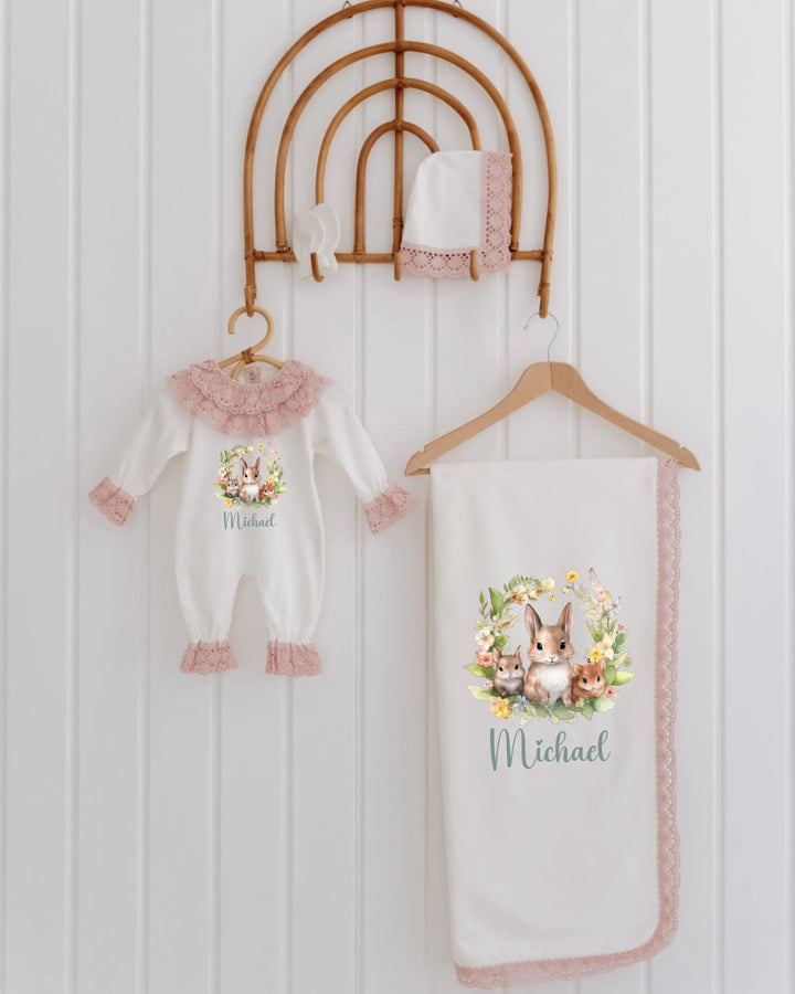 Bloemen en dieren babypakje set met naam Michael, inclusief romper, mutsje, en dekentje op hanger.