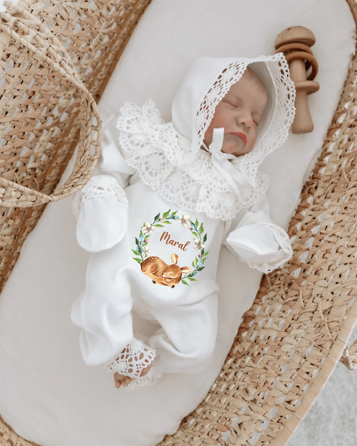 Gepersonaliseerd newborn romper met hertje en bloemenkrans, rustiek en schattig voor meisjes, perfect kraamcadeau.