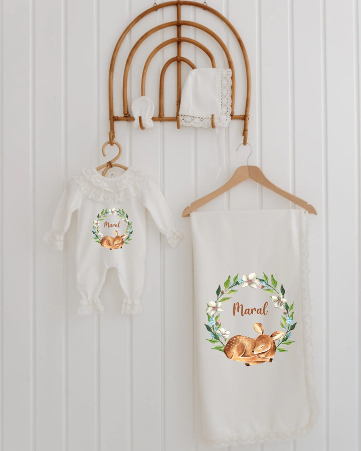 Gepersonaliseerd babysetje met hertje en bloemenkrans, bestaande uit romper en dekentje met naam Maral.