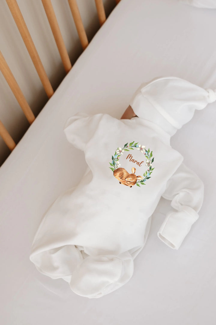 Bloemenkrans Hertje boxpakje met naam voor newborn, unisex design voor baby's van 0-3 maanden.