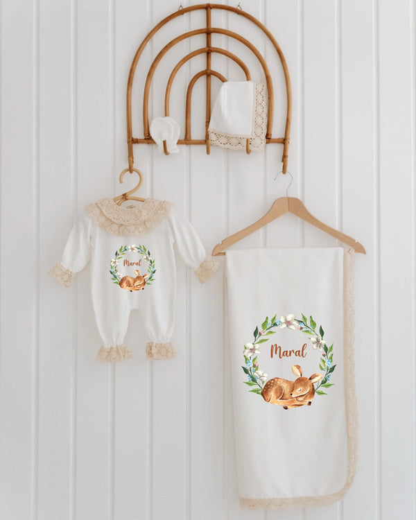 Bloemenkrans Hertje babyset met romper en dekentje, gepersonaliseerd met naam en schattig hertje design.