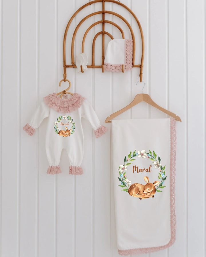 Bloemenkrans Hertje newborn set featuring romper, blanket, and hat with personalized name and floral design.