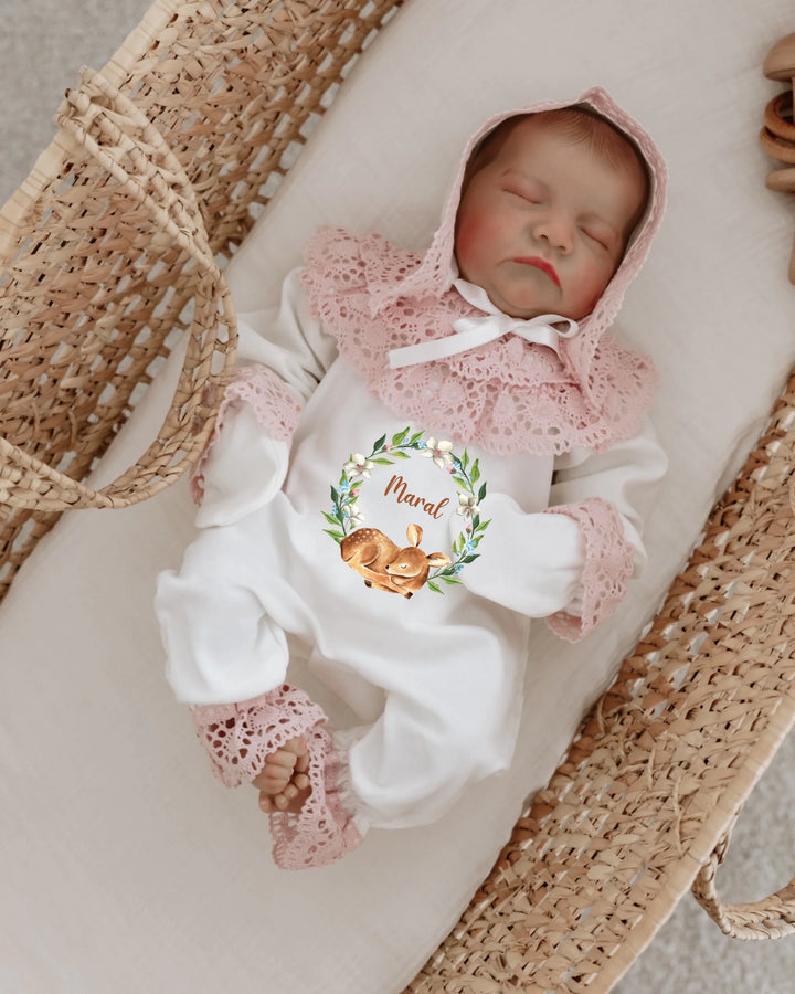 Gepersonaliseerd newborn pakje met hertje en bloemenkrans, schattig en rustiek, perfect kraamcadeau voor meisjes.