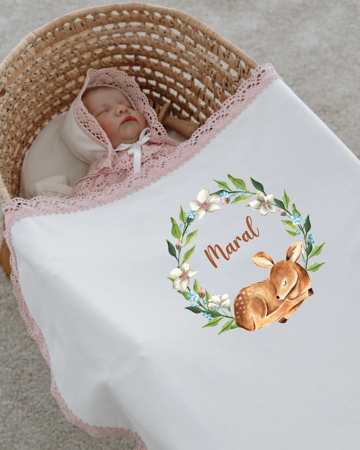 Gepersonaliseerd babydekentje met hertje en bloemenkrans, rustiek newborn setje voor meisjes.