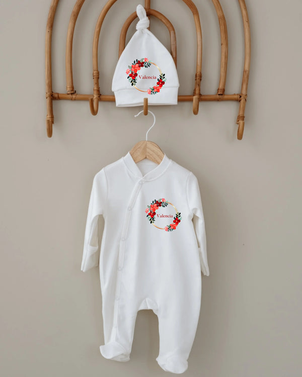 Newborn boxpakje met muts, witte stof en bloemige krans, gepersonaliseerd voor baby's van 0-3 maanden.
