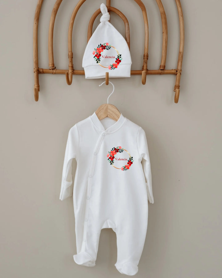 Newborn boxpakje met muts, witte stof en bloemige krans, gepersonaliseerd voor baby's van 0-3 maanden.
