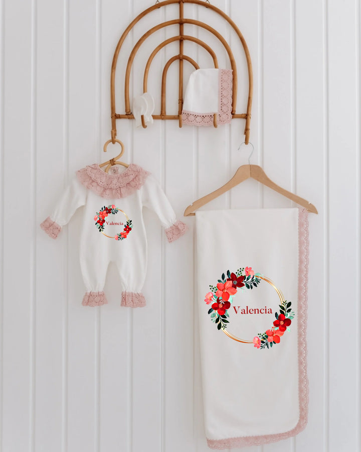 Romantisch newborn setje met bloemenprint, inclusief rompertje, dekentje en mutsje, gepersonaliseerd voor meisjes.