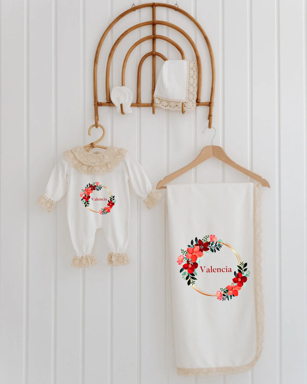 Bloemige newborn set met rompertje, dekentje, mutsje en handdoek, gepersonaliseerd met naam Valencia.