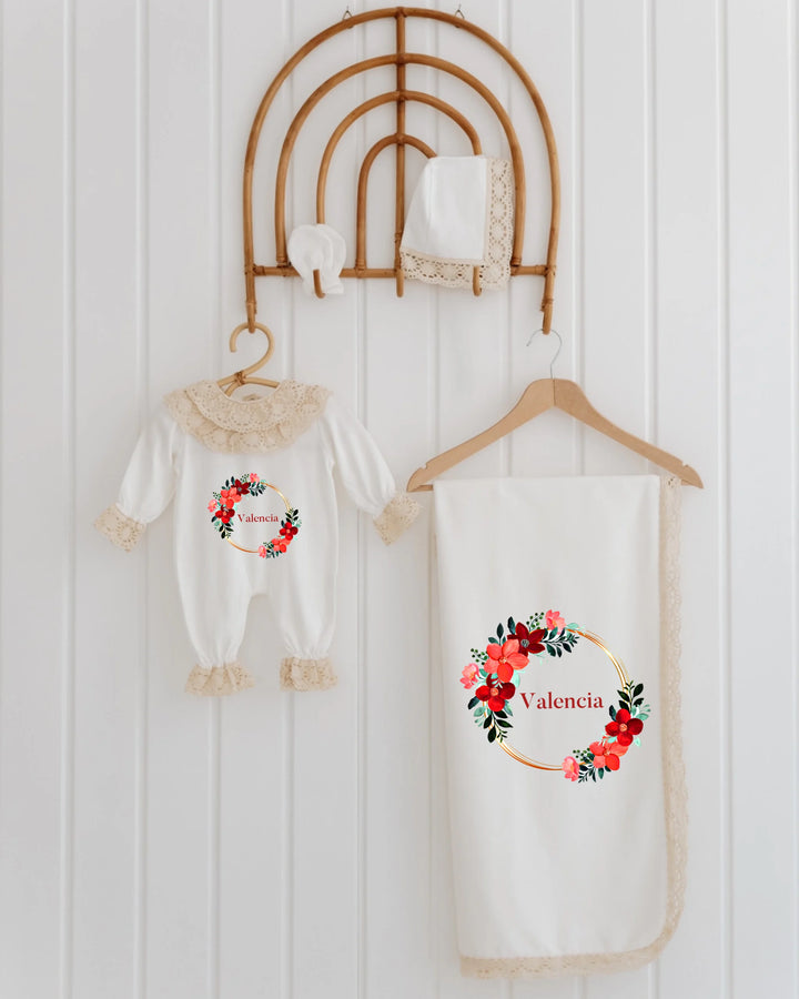 Bloemige newborn set met rompertje, dekentje, mutsje en handdoek, gepersonaliseerd met naam Valencia.