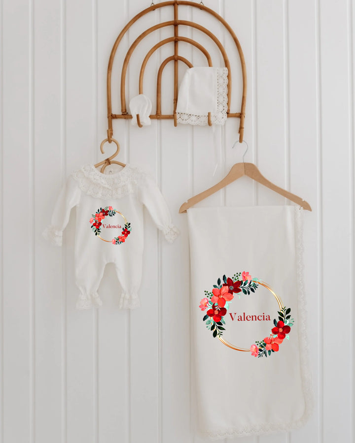 Bloemige Newborn set met rompertje en dekentje, gepersonaliseerd met naam Valencia, romantisch kant en luxe bloemen.