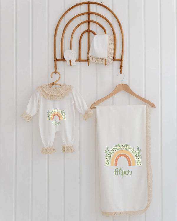 Boheems Regenboog geboortepakje voor meisjes, met kant en groen blaadjes, luxe babykleding.