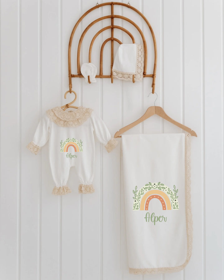 Boheems Regenboog geboortepakje voor meisjes, met kant en groen blaadjes, luxe babykleding.