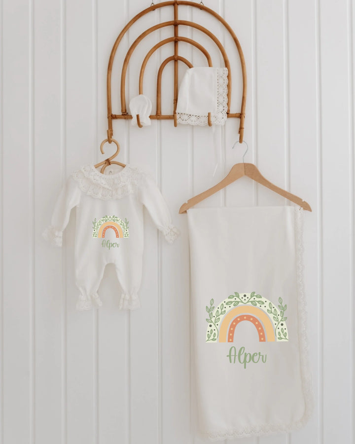 Boheems regenboog geboortepakje met naam, mutsje en dekentje in trendy boho-stijl.