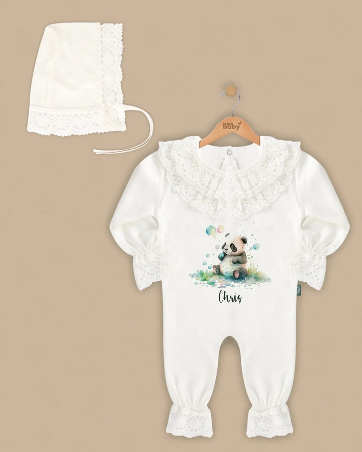 Stijlvol geïntegreerd babypakje met panda ontwerp en kanten details, perfect voor newborns.