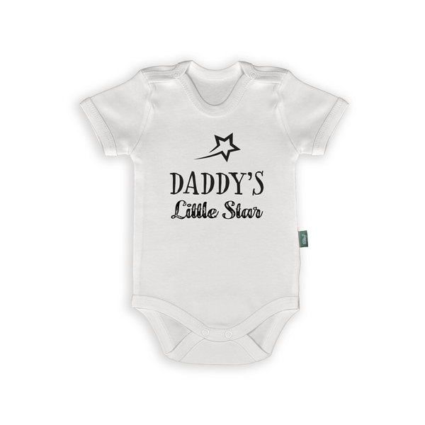 Witte babyromper met tekst 'Daddy’s Little Star' en sterontwerp, perfect als cadeau voor papa.