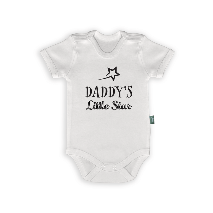 Witte babyromper met tekst 'Daddy’s Little Star' en sterontwerp, perfect als cadeau voor papa.