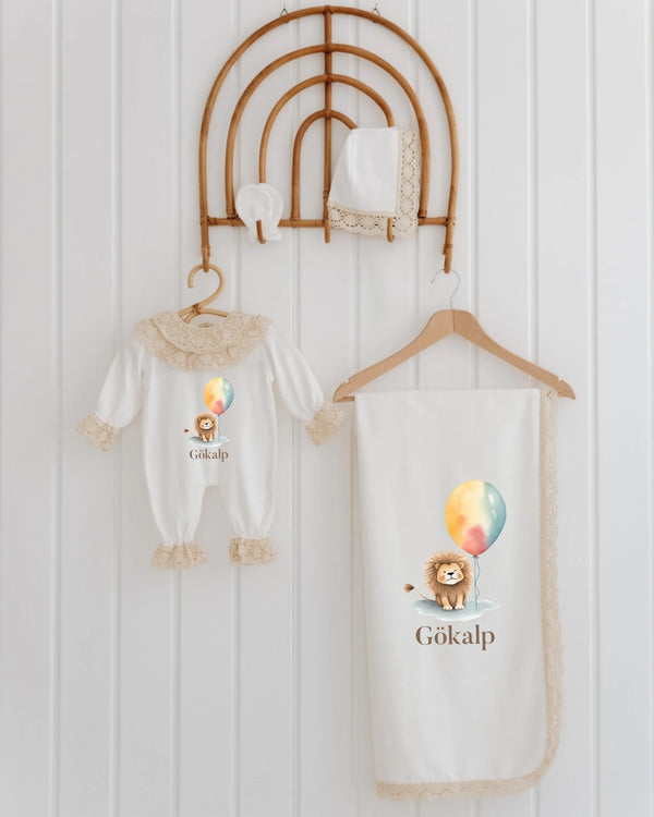 4-piece newborn set featuring a charming lion with a colorful balloon, personalized with the name Gökalp, beautifully adorned with lace.