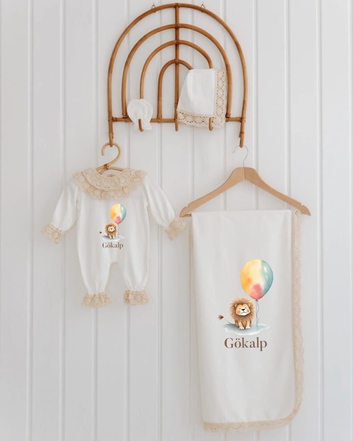4-piece newborn set featuring a charming lion with a colorful balloon, personalized with the name Gökalp, beautifully adorned with lace.