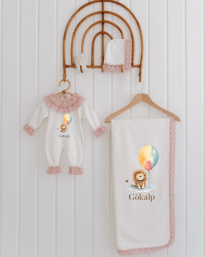 Dieren met ballonnen newborn set voor meisjes, inclusief romper, muts en dekentje met fijne kant