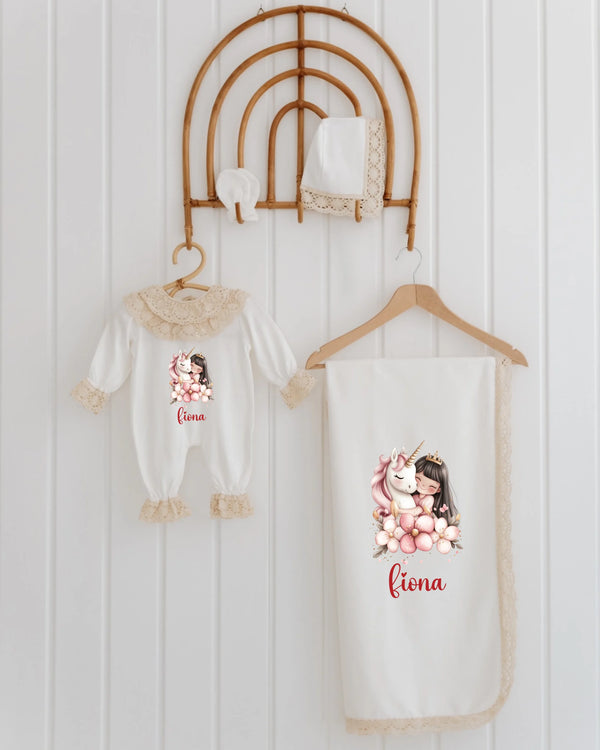 Exclusief geboortepakje voor meisjes met eenhoorn en prinses ontwerp, gepersonaliseerd met de naam Fiona.