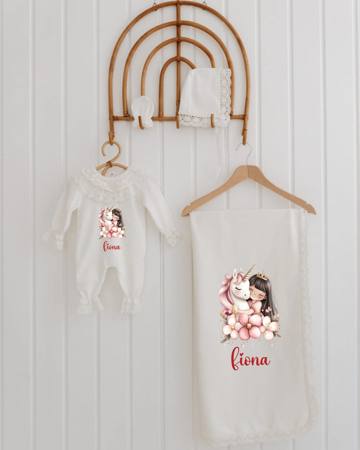 Exclusieve geboortepakje set voor meisjes met eenhoorn en prinses ontwerp, gepersonaliseerd met naam Fiona.