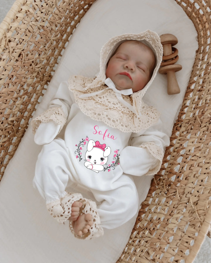 Schattig geboortepakje voor meisjes met konijntje en naam, romantische babyoutfit in wit met kantdetails.