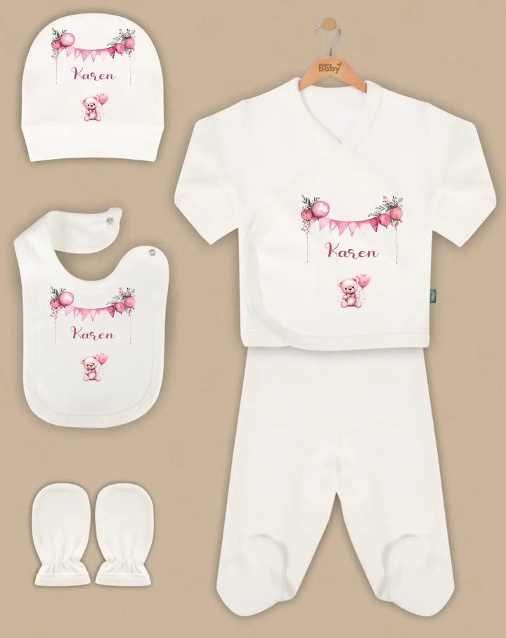 Gepersonaliseerde 5-delige babykleding set met beer, inclusief muts, truitje, broek, slabbetje en wantjes.