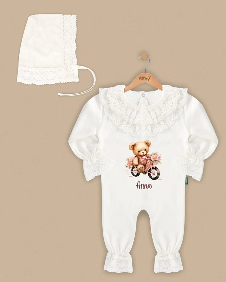 Stijlvol kanten babypakje met teddybeer en naam, perfect voor newborns in luxe 2-delige set.