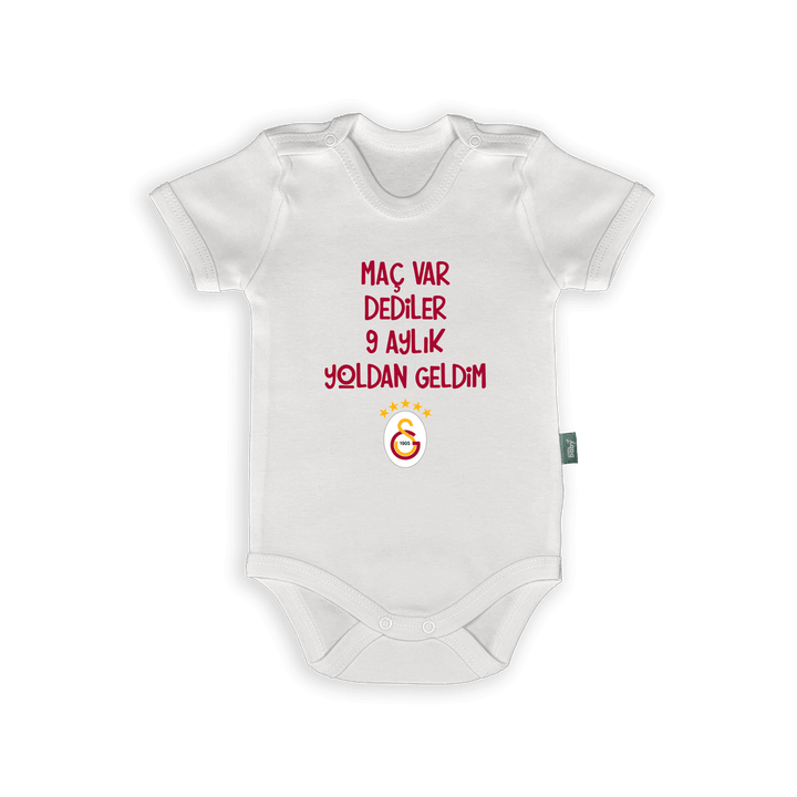 Galatasaray baby romper in white with funny text for young fans, perfect for celebrating team spirit.