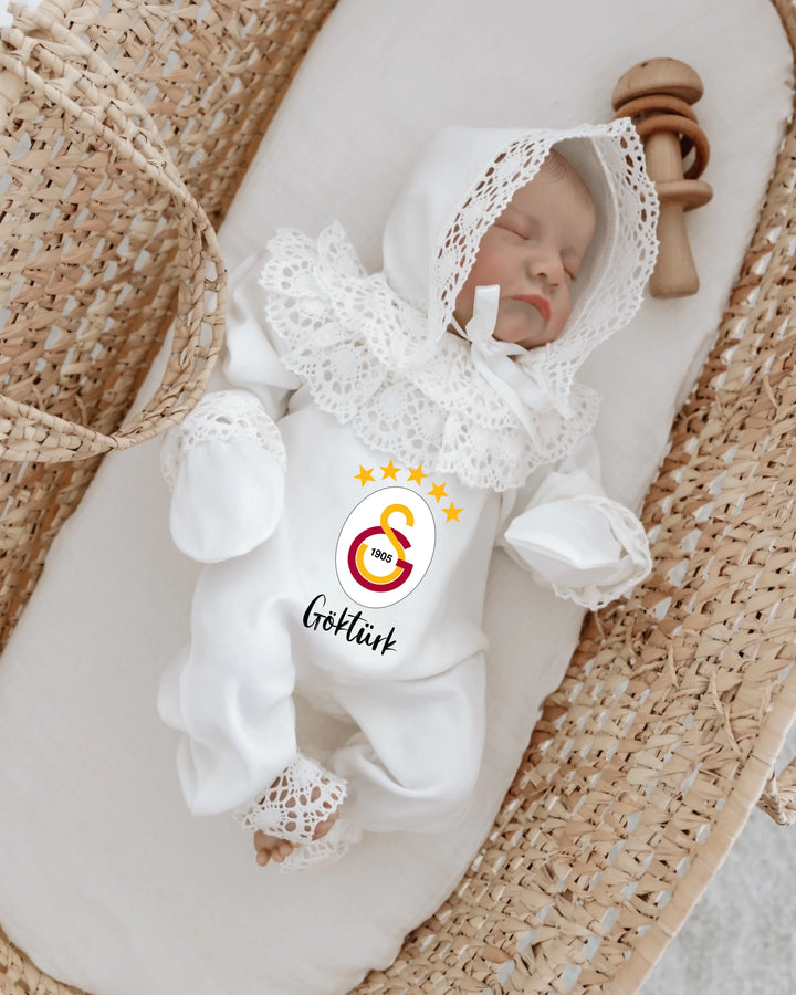 Gepersonaliseerd Galatasaray geboortepakje voor meisjes met kant, inclusief het logo en naam, voor trotse fans.
