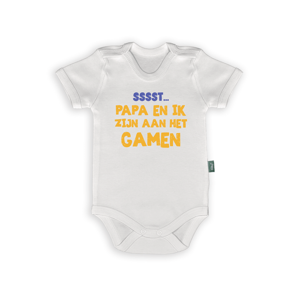Wit babypakje met tekst 'Sssst... Papa en ik zijn aan het gamen' voor gamer vaders en hun baby's.