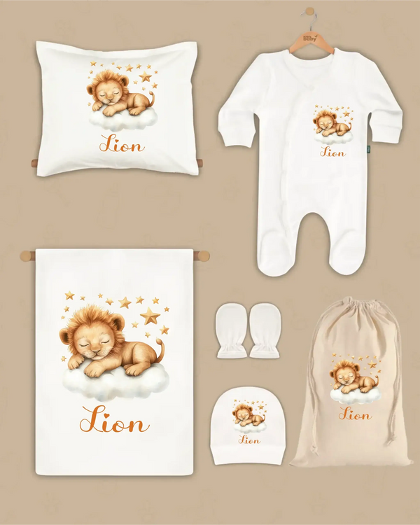 Gepersonaliseerde newborn set met schattige leeuwontwerpen: dekentjes, kussen, pakje en hoed.