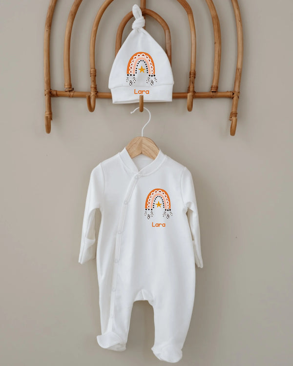 Gepersonaliseerd newborn boxpakje met naam en bijpassend mutsje in boho regenboog stijl voor baby's van 0-3 maanden.