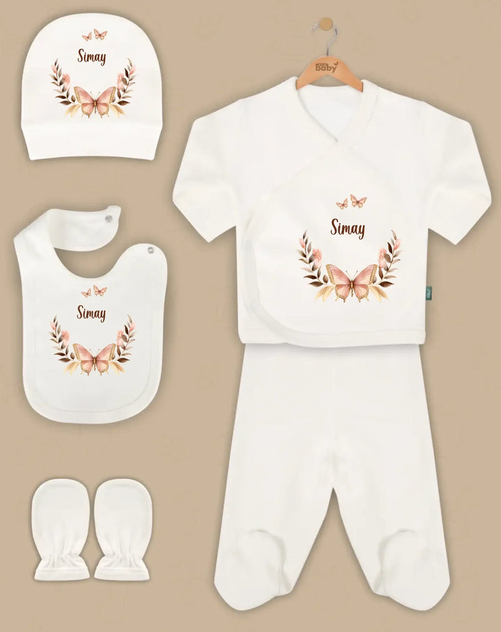 Gouden Vlinderkrans babykledingset met muts, truitje, broek, slab en wanten, gepersonaliseerd voor Simay.