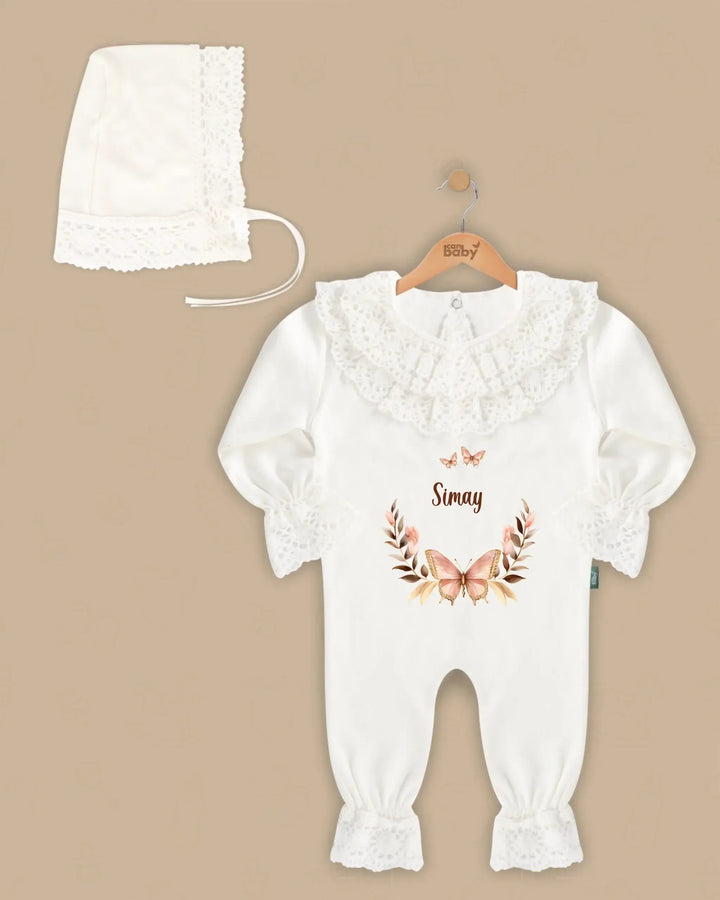 Stijlvol 2-delig baby pakje met kant en naam, inclusief hoedje, in zachte witte kleur.