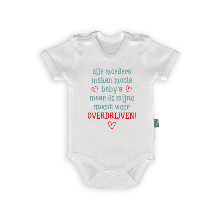 Witte babyromper met tekst 'Alle moeders maken mooie baby's, maar de mijne moest weer overdrijven!' voor een schattig cadeau.